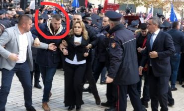 "SHQIPËRIA SHTËPIA JUAJ"/ I vetmi që mbështet Monika Kryemadhin në LIVE është... bodyguardi i saj (FOTO)