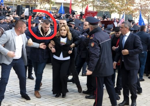 “SHQIPËRIA SHTËPIA JUAJ”/ I vetmi që mbështet Monika Kryemadhin në LIVE është… bodyguardi i saj (FOTO)