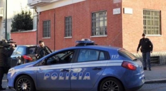 KISHTE DALË ME FËMIJËN NË KARROCË/ Bashkëshorti e godet me thikë në mes të rrugës 29 vjeçaren