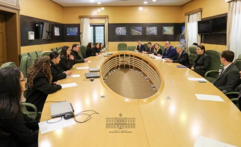 “PAKTI PËR UNIVERSITETIN”/ 15 studentë të ekselencës NISIN punën në Ministrinë…