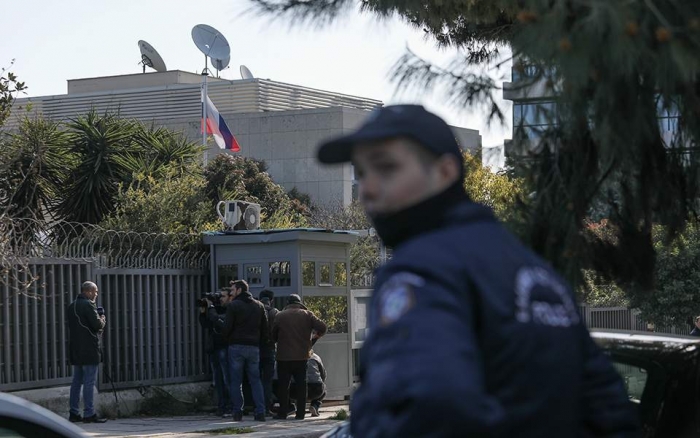 “DY PERSONA HODHËN…”/ Shpërthen granatë në kosullatën ruse të athinës (DETAJE)