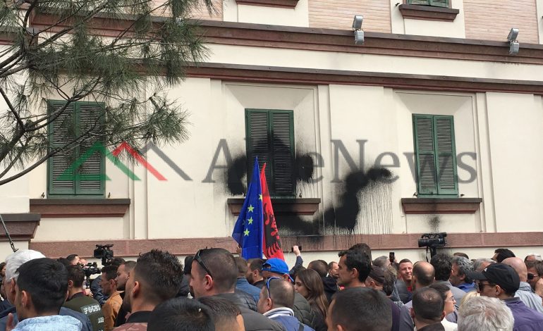 PROTESTA/ Opozitës “i mbarojnë” justifikimet. Nuk përdoret gaz lotësjellës por…