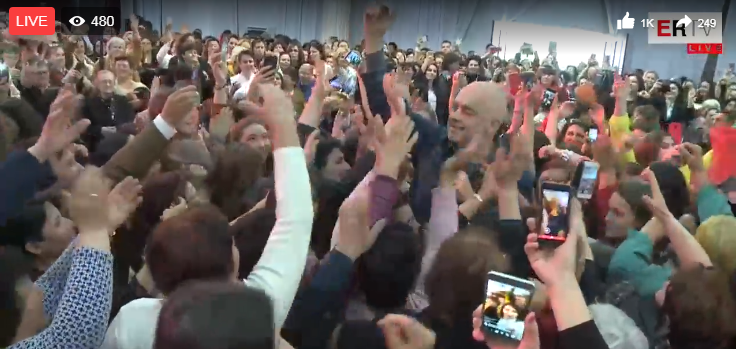 “MË SHKATËRRUAT FARE”/ Rama për 8 mars në Fier “mbytet” nga gratë: Rrofshin ju se pa ju jemi kot (VIDEO)