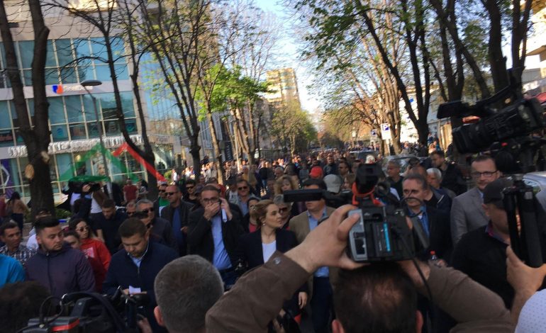 ÇFARË NUK U PA NGA PROTESTA/ Nga Gazmend Bardhi si “futbollistat” tek Kryemadhi “në ankth” (FOTOT)