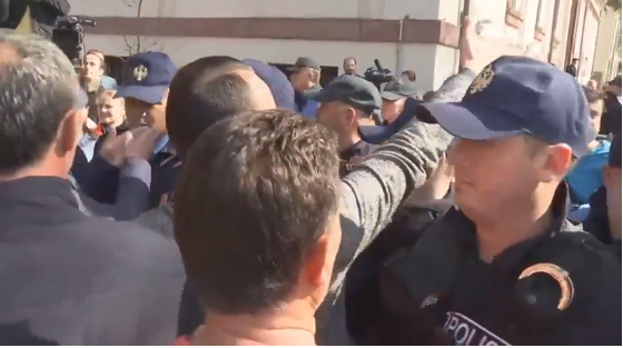 PROTESTA/ Çuni i Fahriut sherr me policinë, prin protestuesit e Astirit për t’u përplasur me kordonin: Do t’ju hedh në kosh (VIDEO)