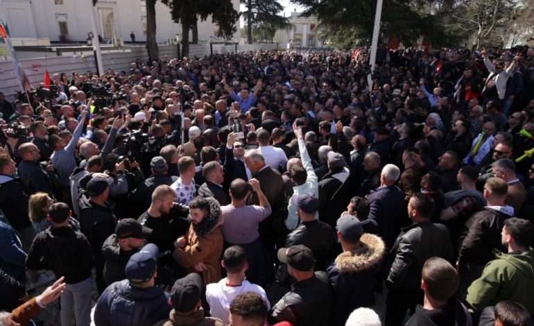 PROTESTA/ Opozita rikthehet para parlamentit, synohet bllokimi i të gjitha hyrjeve