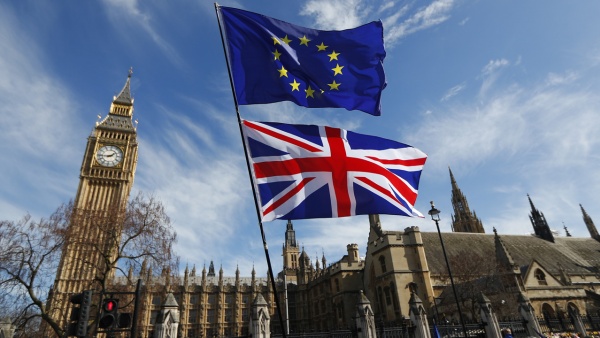 “QËNDROJMË NË BE”/ Peticioni në Britani merr 1 milion nënshkrime