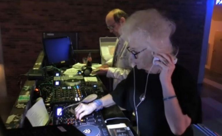 ËSHTË 80 VJEÇ/ Njihuni me DJ që bën thirrje: Bashkëmoshatarë mos bëni si pleq