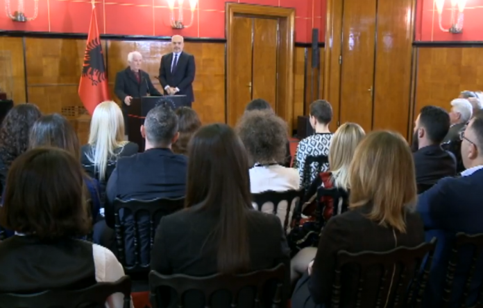 “FALENDEROJ KRYEMINISTRIN”/ Certifikatë mirënjohje për mësuesit në pension me rastin e 7 marsit