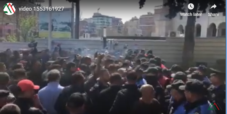 PROTESTA PARA KUVENDIT/ Militantët dhe ish-deputetë të PD-s tentojnë të çajnë kordonin e policisë (VIDEO)