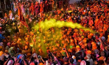 "ERDHI PRANVERA"/ Brenda festivalit ku njerëzit godasin njëri-tjetrin me bojë (FOTO)