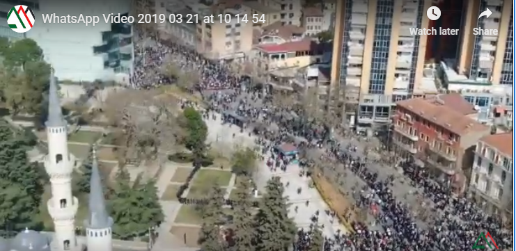 OPOZITA PARA KUVENDIT/ Pamjet me DRON tregojnë sa PROTESTUES ndodhen para parlamentit (VIDEO)
