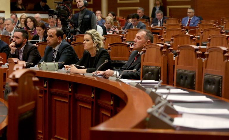 NESER BETIMI NE PARLAMENT/ Në sallë po futen deputetët e rinj të opozitës dhe JO deputetët e “opozitës së re”!