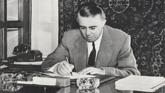 DOSSIER/ Kur Enver Hoxha inicionte ligjin për krijimin e partive politike