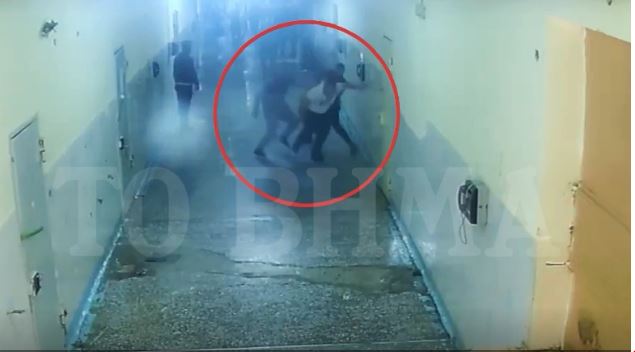 PAMJET E RËNDA/ Shqiptari MASAKROHET me thika në sytë e gradianëve në burgun grek (VIDEO)