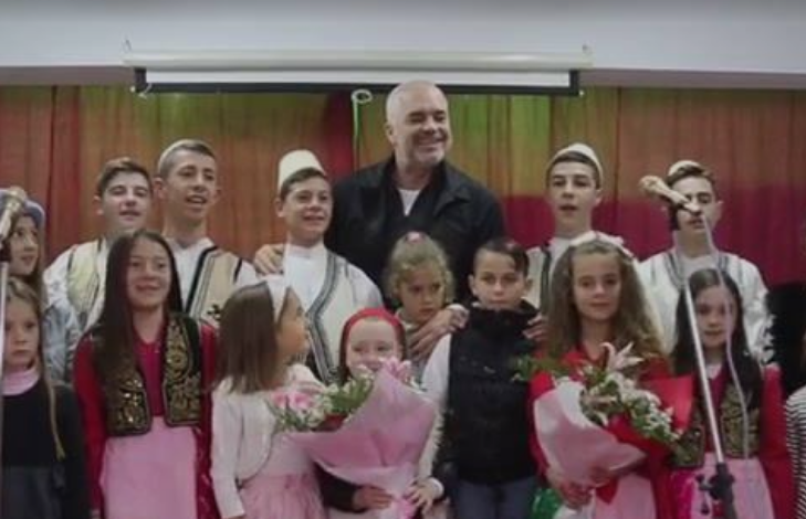 OPOZITA PROTESTON NË TIRANË/ Rama ia merr këngës popullore në Berat (VIDEO)