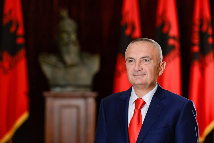 “DO SAKRIFIKOJ JETËN TIME”/ Rrjeti “nuk fal” deklaratën e Presidentit Meta: Do mbrosh ato që ke vjedhur (FOTO)