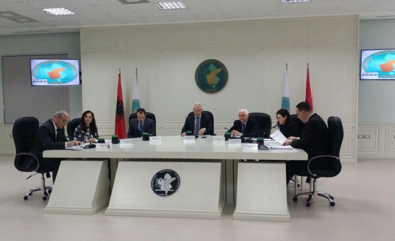 “JI SERIOZ TANI SE PO E BËN GALLATË”/ Zguri dhe Biba DEBAT në KQZ për mandatin e…