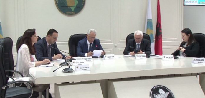 DO PRANOJNË MANDATET/ Zbardhen të dhënat e KQZ: 48 kandidatë të PD dhe 52 të LSI refuzojnë të firmosin dorëheqjet