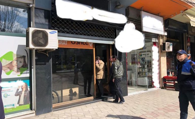 NËN KËRCËNIMIN E THIKËS/ Grabitet pika e transferimit të parave në Korçë, ja shuma e parave që i morën