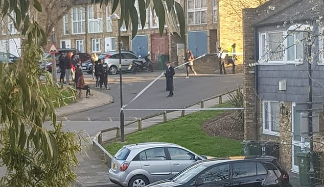 PËRGJAKET KRYEQYTETI…/ Adoleshenti vritet, 30-vjeçari qëllohet me thikë