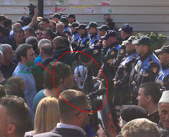 FOTOLAJM/ Kush është personi midis protestuesve që mban MASKË dhe provokon