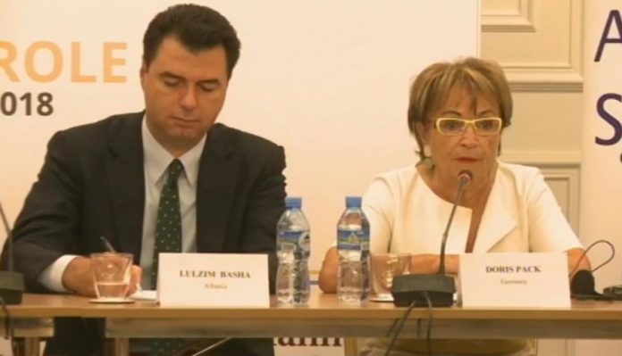 PD NË VISHTËRSI/ Ithtarja Doris Pack i vjen në ndihmë Bashës