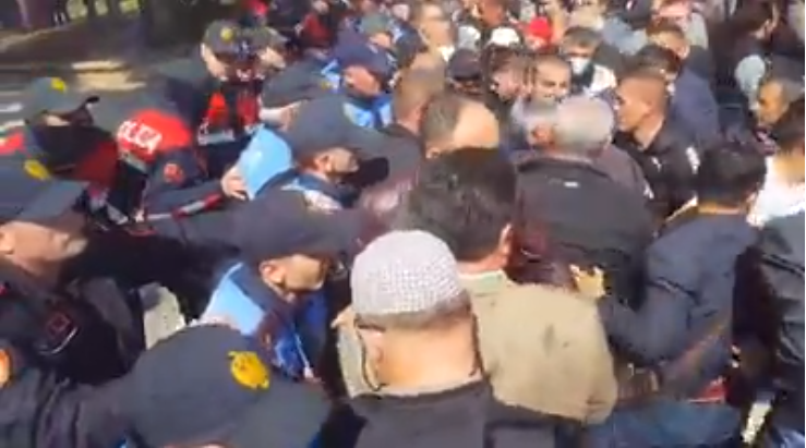 PROTESTA/ Mul Noka drejton protestuesit, momenti kur ata përplasen me policinë para Kuvendit (VIDEO)