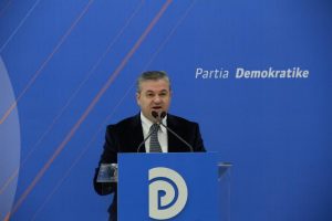 “JU THAFSHIN DUART FOTOGRAFES…”/ Myslim Murrizi “thumbon” Berishën: Udhëtoj shpesh se NUK më ka hequr…