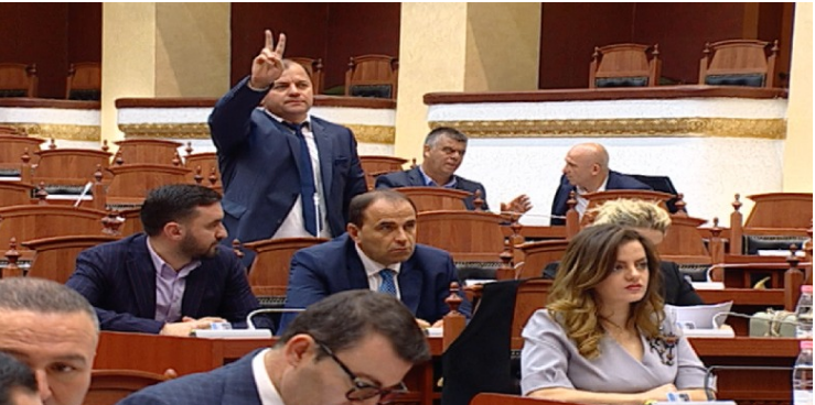 “BETOHEN DEPUTETËT E RINJ NË KUVEND”/ Lefter Maliqi ngre dy gishtat e demokracisë (FOTO)