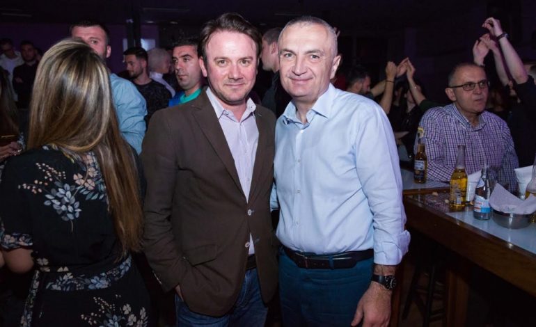 U SULMUA ME BOJË/ Ralf Gjoni “thumbon” Kryemadhin: Unë nuk i bëj fresk…