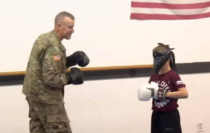 ISHTE KTHYER NGA MISIONI/ Ja si e surprizoi ushtaraku amerikan djalin e tij  (VIDEO)