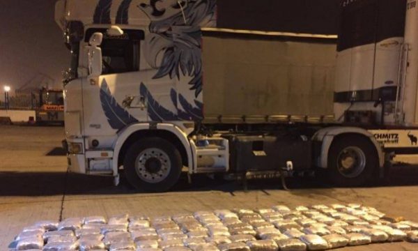 KAMIONI DREJT ITALISË/ Si e kishte fshehur në trup drogën shqiptari që u kap në portin e Durrësit