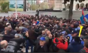 TENSIONOHET SITUATA/ Protestuesit tentojnë të çajnë, kordonin e policisë (VIDEO)