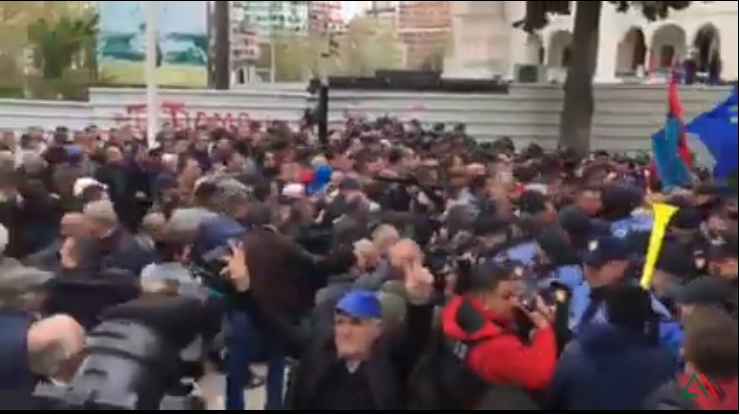 TENSIONOHET SITUATA/ Protestuesit tentojnë të çajnë, kordonin e policisë (VIDEO)