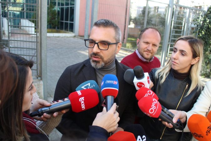AKUZAT/ Saimir Tahiri i pandehur, paraqitet sot në Gjykatë me avokatin e tij