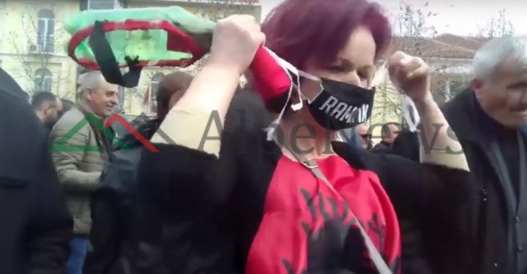 “ZGJIDHJEN E GJETËN TEK PARTIA”/ Maskat “artizanale” e protestuesve, për t’u mbrojtur nga gazi lotësjellës (FOTO)