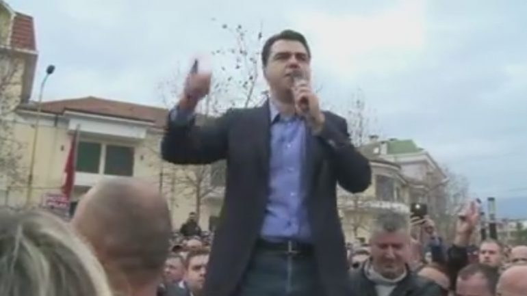 “EJANI MBLIDHUNI KËTU”/ Basha “ZË MEND”, pajton tenor për të kënduar himnin që përmbyll protestën (VIDEO)