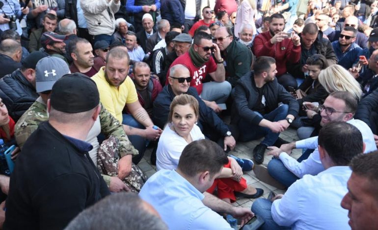 PROTESTA/ Kryemadhi “TALLET” me policët, thirrje Lleshajt: Silli ujë, po ju thahet buzët