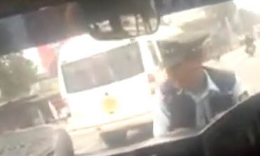 E TMERRSHME/ Donte ti vendoste gjobë, shoferi merr përpara policin (VIDEO)