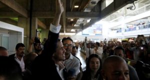 SFIDON KËRCËNIMET E MADUROS/ Guaido mbërrin në Karakas, kaloi nëpërmjet…