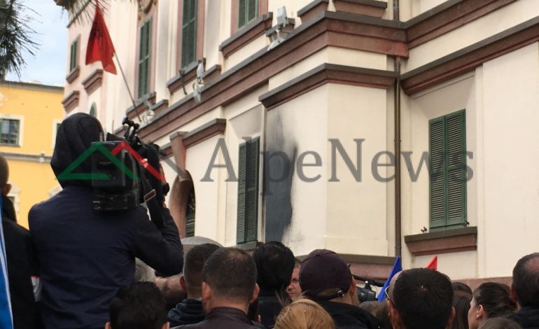 FOTOLAJM/ E turpshme, protestuesit hedhin BOJË TË ZEZË në derën e Ministrisë