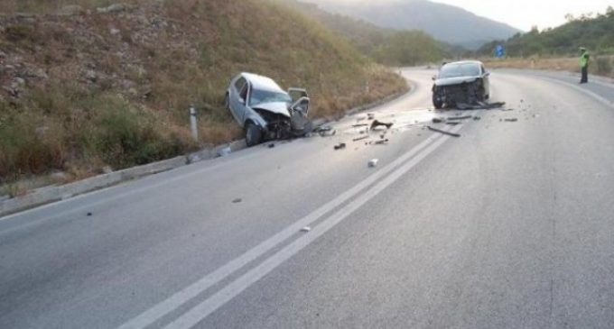 E FUNDIT/ Përplasen makinat, dy pasagjerët dërgohen në…