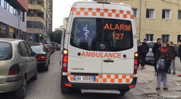 HUMBI JETËN NGA KONTAKTI ME RRYMËN/ Pamjet kur trupi i 10-vjeçares zbritet nga taraca (VIDEO)