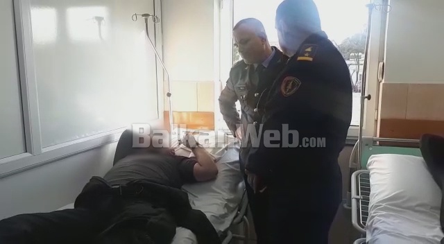 POLICËT E LËNDUAR NË PROTESTËN E OPOZITËS/ Ardi Veliu i viziton në spital