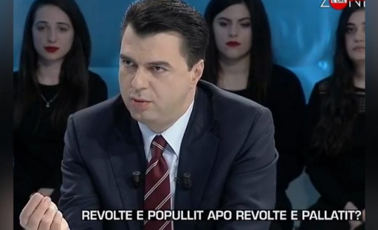 “PYETE PAK PËR LEKËT QË VODHI…”/ Basha tek “Zonë e Lirë”, komentuesit e “kryqëzojnë”: Bobooo… (FOTOT)