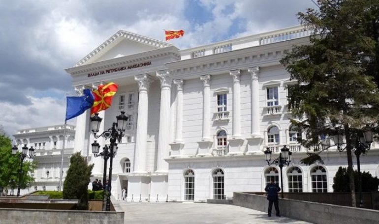 MBISHKRIMET E INSTITUCIONEVE/ Ja si bëhet bastardimi i gjuhës shqipe në Maqedoni (FOTO)