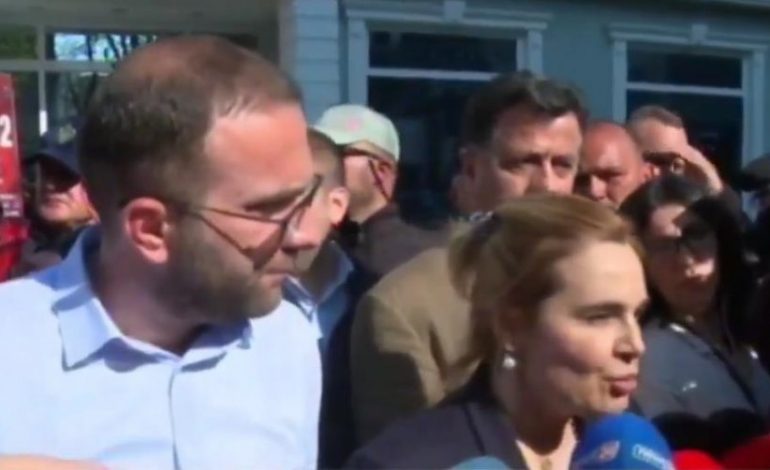 PROTESTA/ Kryemadhi del nga Policia, me të njëjtin “refren”: Qeveria ka rënë, ultimatum që…
