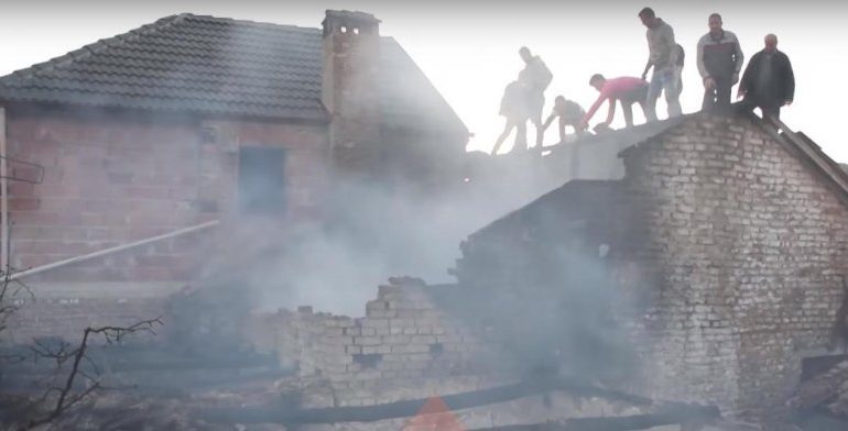 ZJARRI NË VRESHTAS TË KORÇËS/ Dalin pamjet, si u përfshinë 4 banesa (VIDEO)