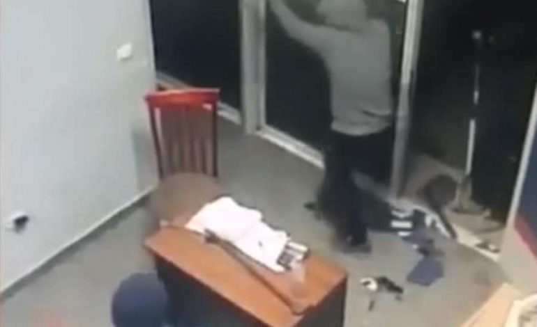“SI U GRABIT BIZNESMENI”/ Kamerat zbuluan 2 “MIQTË”. Njëri i mbajti gruan me muhabet dhe … (VIDEO)